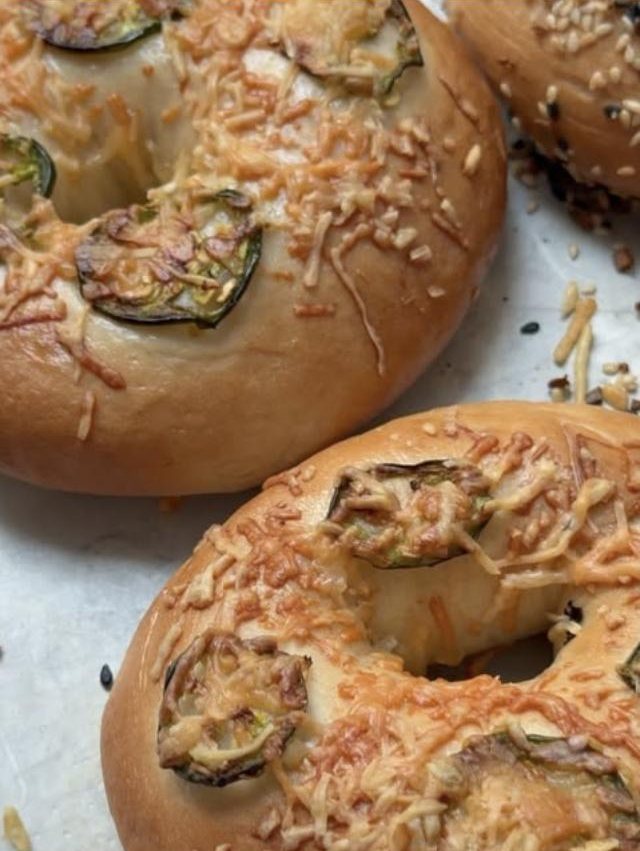 Bagels con jalapeño y queso gratinado