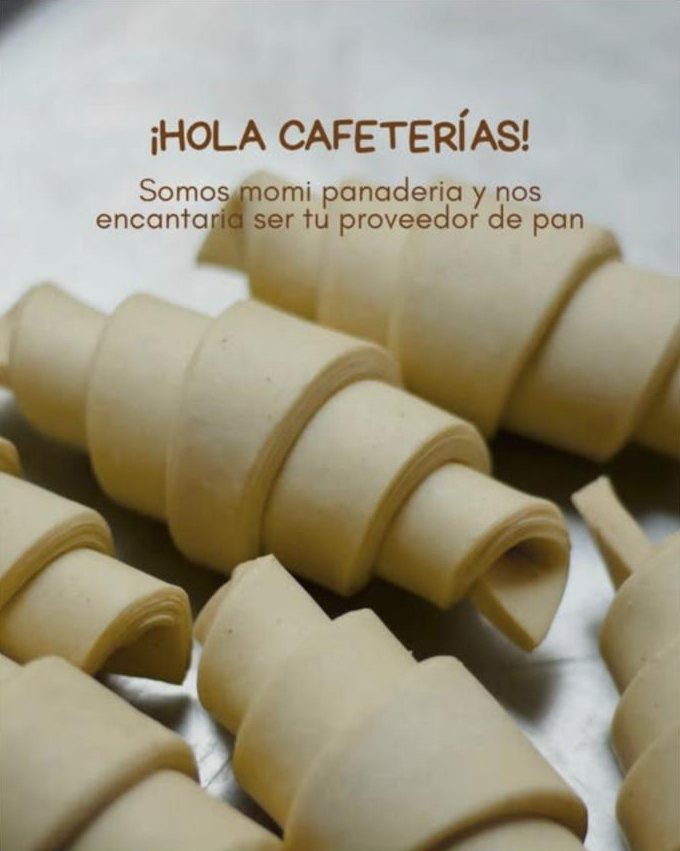 Croissants crudos listos para hornear