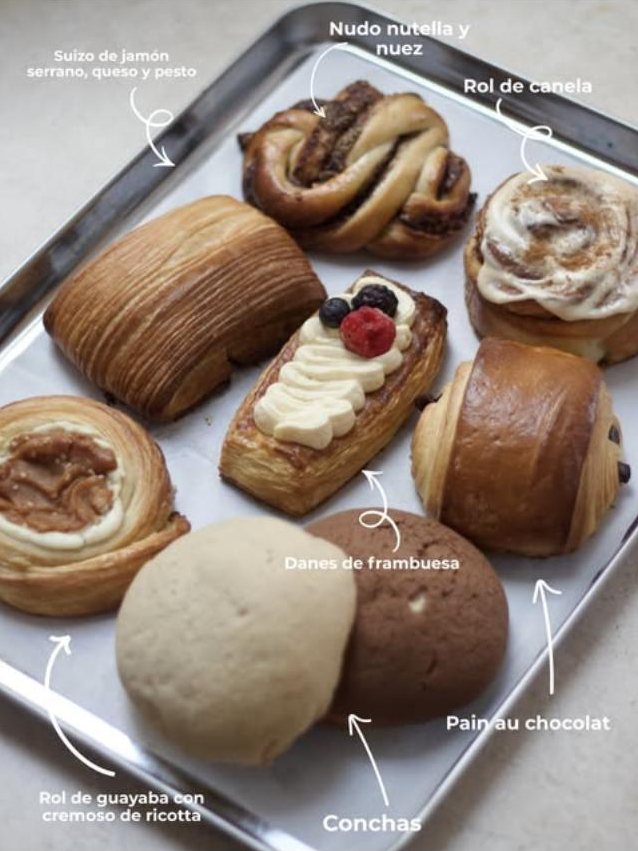 Charola con suizo de jamón serrano, nudo de Nutella y nuez, rol de canela, danés de frambuesa, pain au chocolat, conchas y rol de guayaba