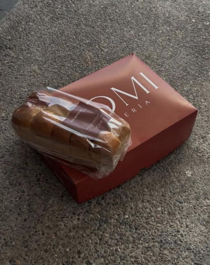 Pan brioche sobre la caja MOMI