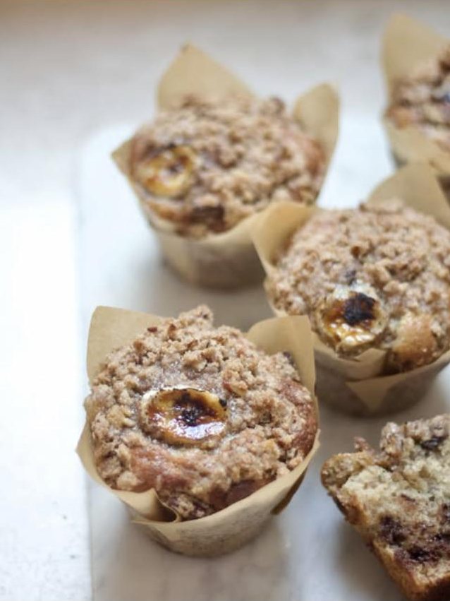 Muffins de plátano con chocolate y crumble de nuez