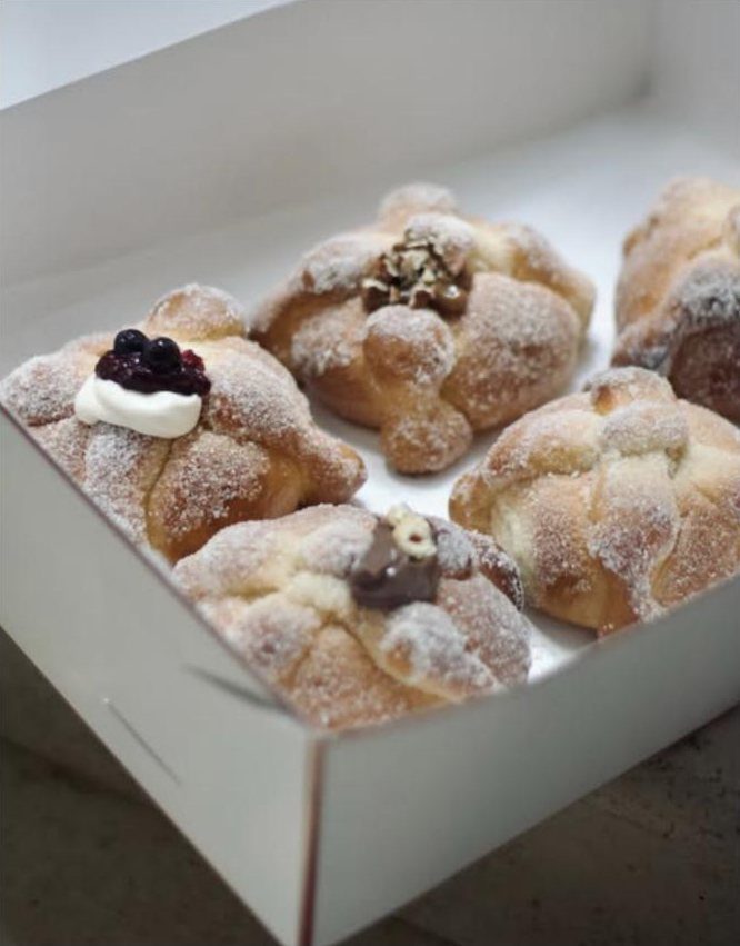 Caja de pan de muerto con frutos rojos, chocolate y avellana